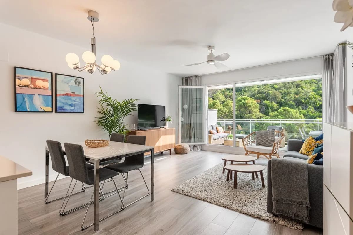 2 Bedroom Middle Floor Apartment for Sale in Benahavís, Málaga - Image 3