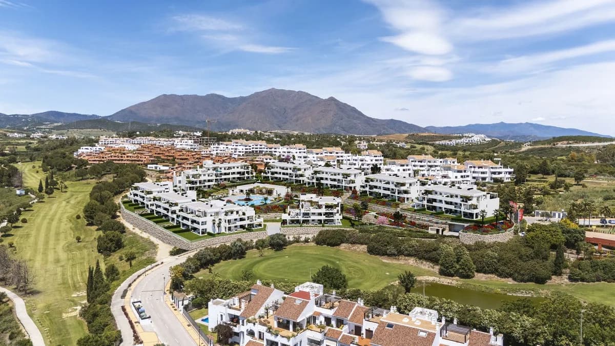 2 Bedroom Middle Floor Apartment for Sale in Casares, Málaga - Image 6