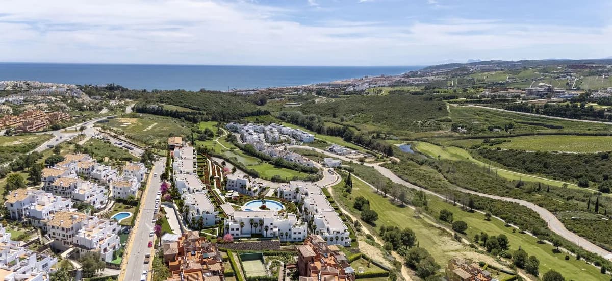 2 Bedroom Middle Floor Apartment for Sale in Casares, Málaga - Image 7