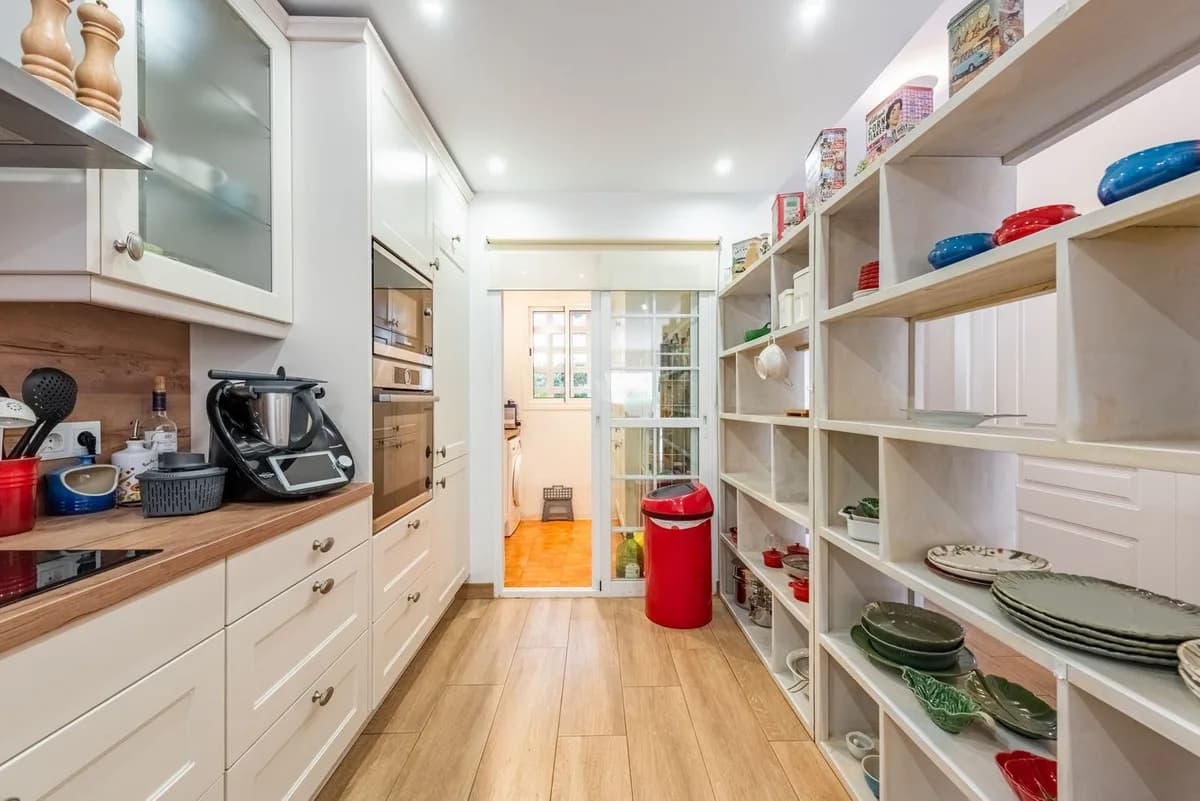 3 Bedroom Semi-Detached House for Sale in Nagüeles, Málaga - Image 9