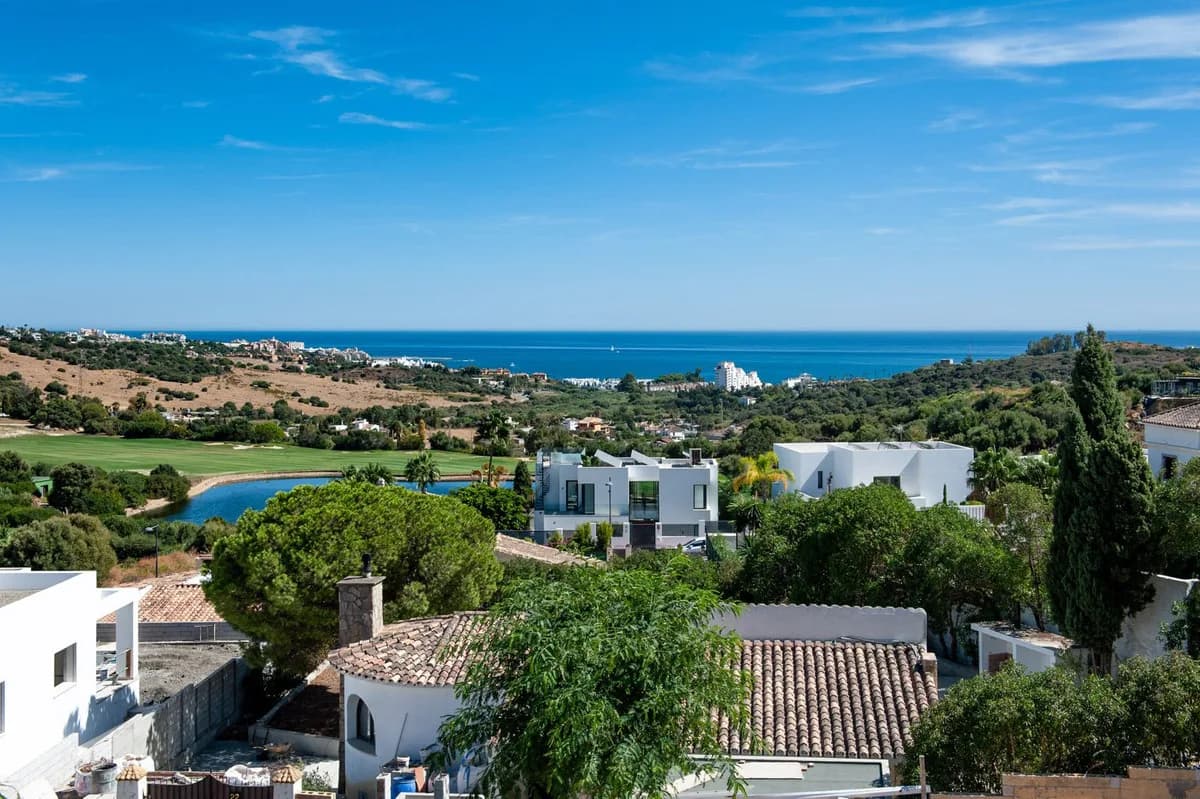 2 Bedroom Top Floor Apartment for Sale in Estepona, Málaga - Image 2