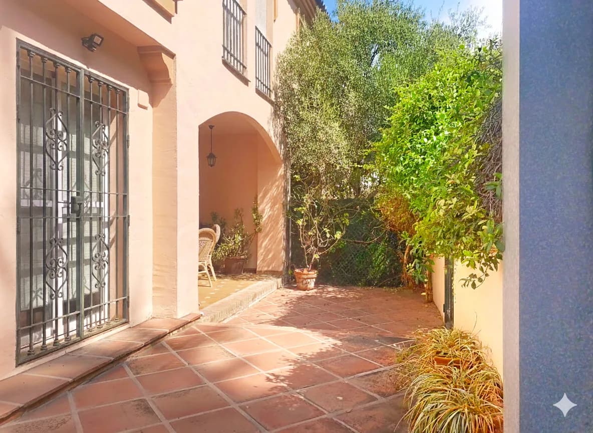 4 Bedroom Semi-Detached House for Sale in Guadalmina Alta, Málaga - Image 2