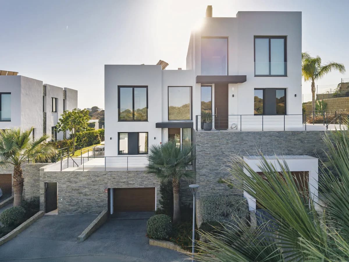 5 Bedroom Semi-Detached House for Sale in Cabopino, Málaga - Image 3