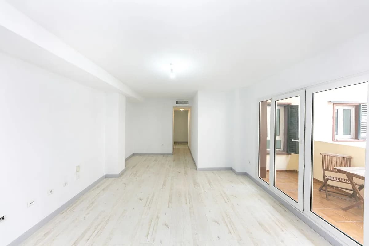 3 Bedroom Middle Floor Apartment for Sale in Torrequebrada, Málaga - Image 4