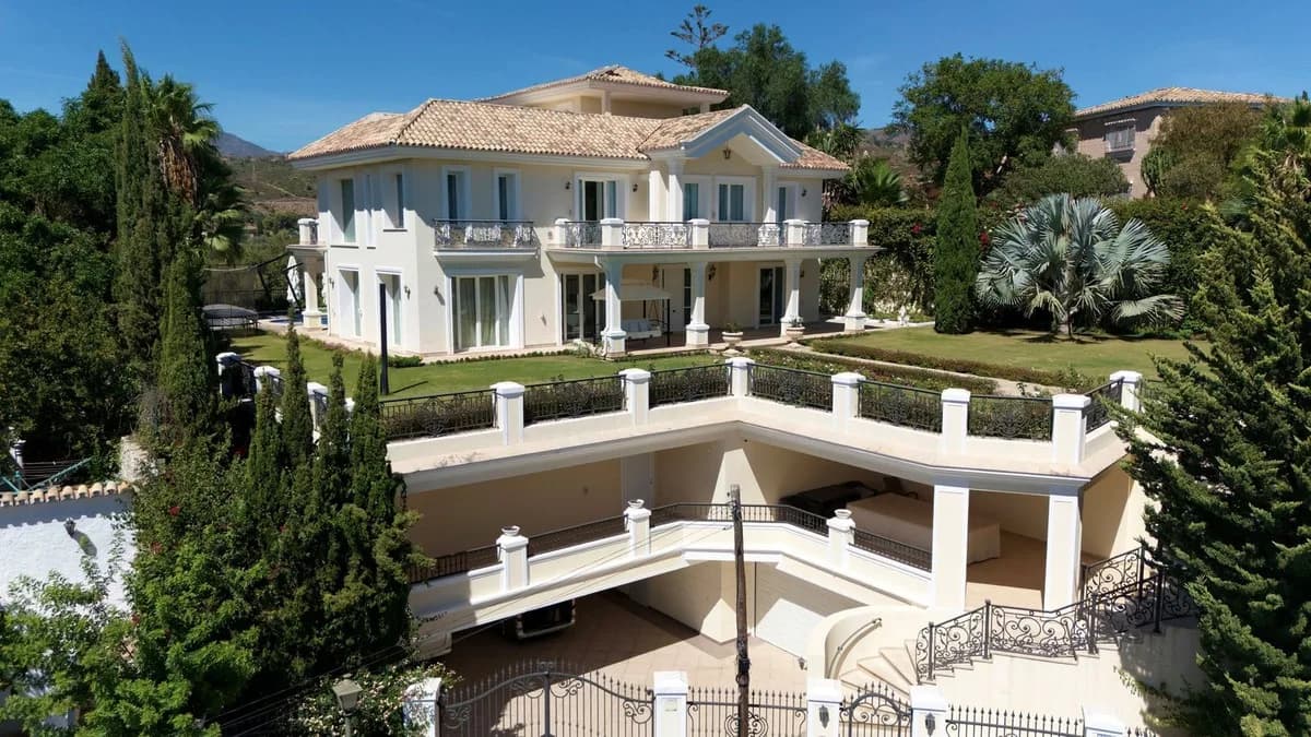 4 Bedroom Detached Villa for Sale in El Rosario, Málaga - Image 2