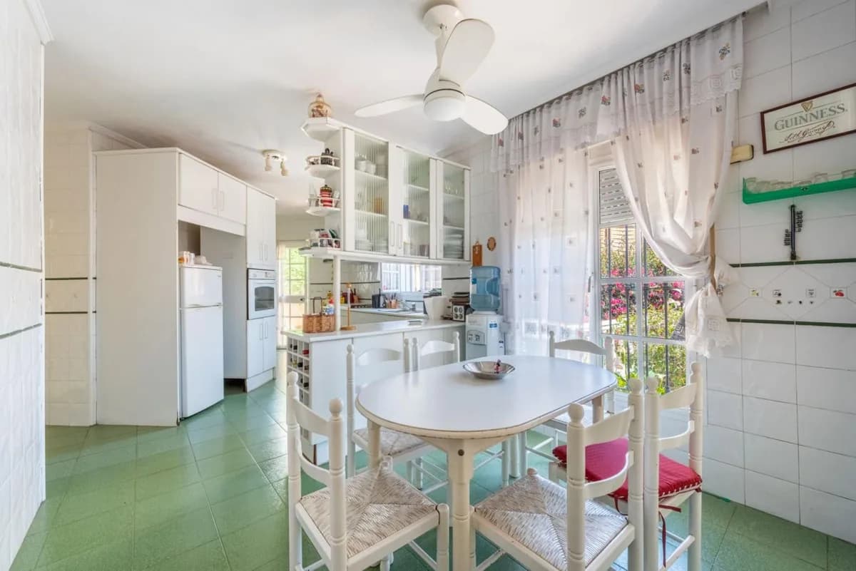 8 Bedroom Detached Villa for Sale in Marbella, Málaga - Image 3