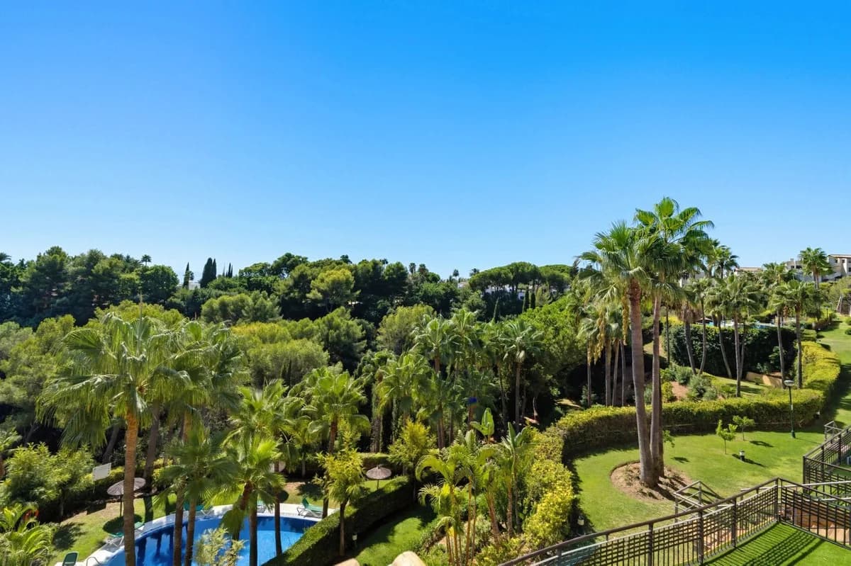 3 Bedroom Middle Floor Apartment for Sale in Sierra Blanca, Málaga - Image 4