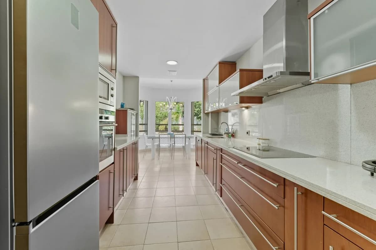 3 Bedroom Middle Floor Apartment for Sale in Sierra Blanca, Málaga - Image 9