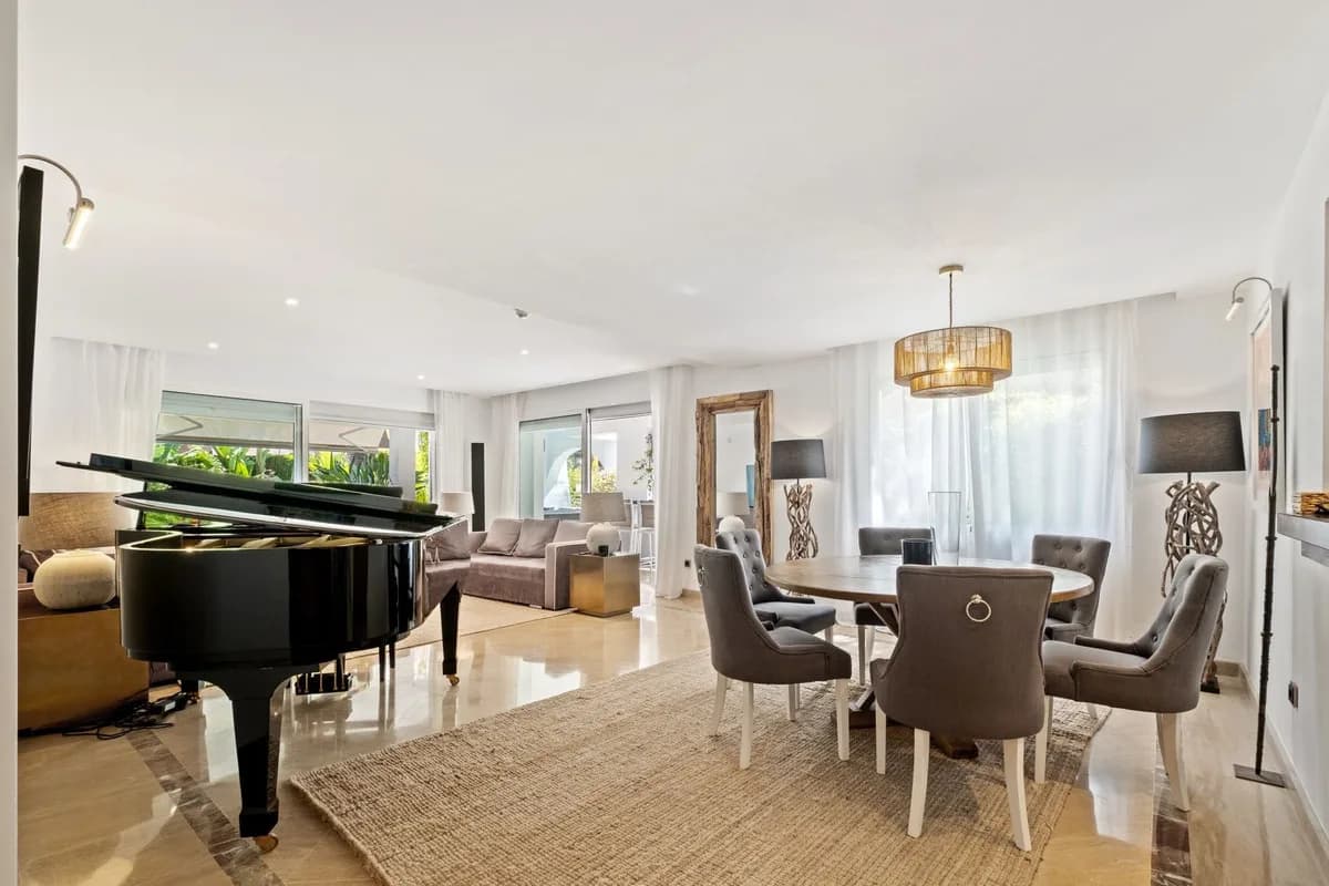 2 Bedroom Ground Floor Apartment for Sale in Marbella, Málaga