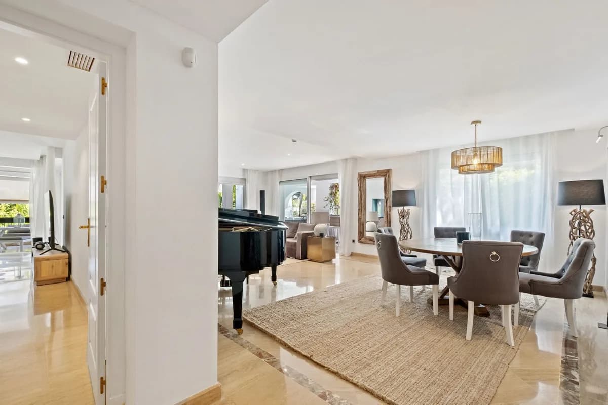 2 Bedroom Ground Floor Apartment for Sale in Marbella, Málaga - Image 4