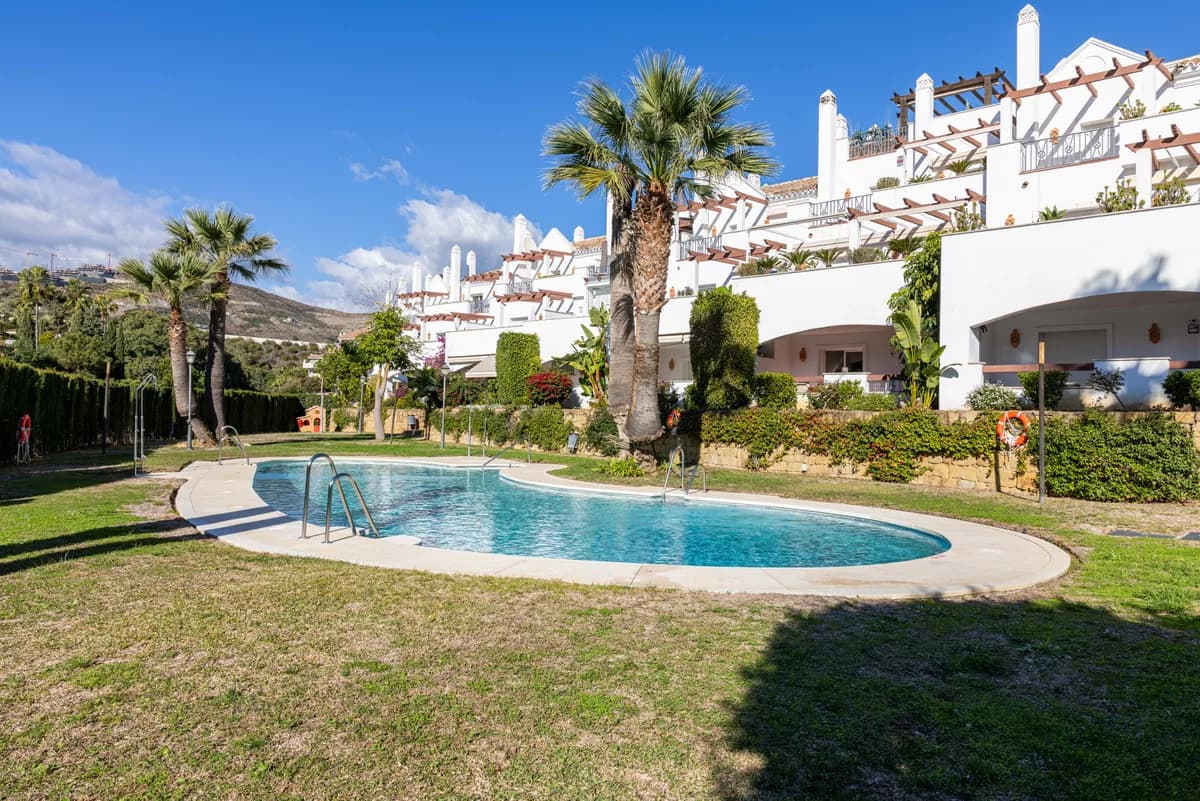 2 Bedroom Middle Floor Apartment for Sale in Nueva Andalucía, Málaga
