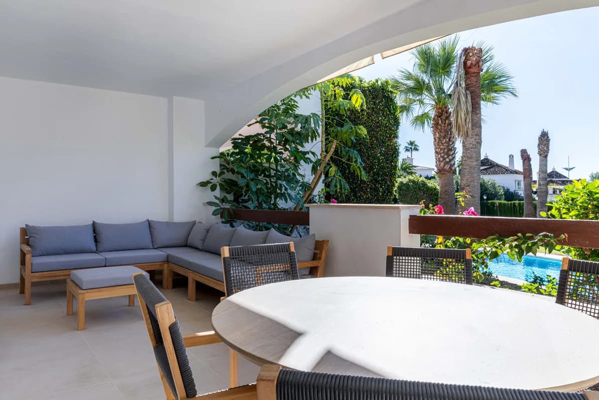 2 Bedroom Middle Floor Apartment for Sale in Nueva Andalucía, Málaga - Image 2