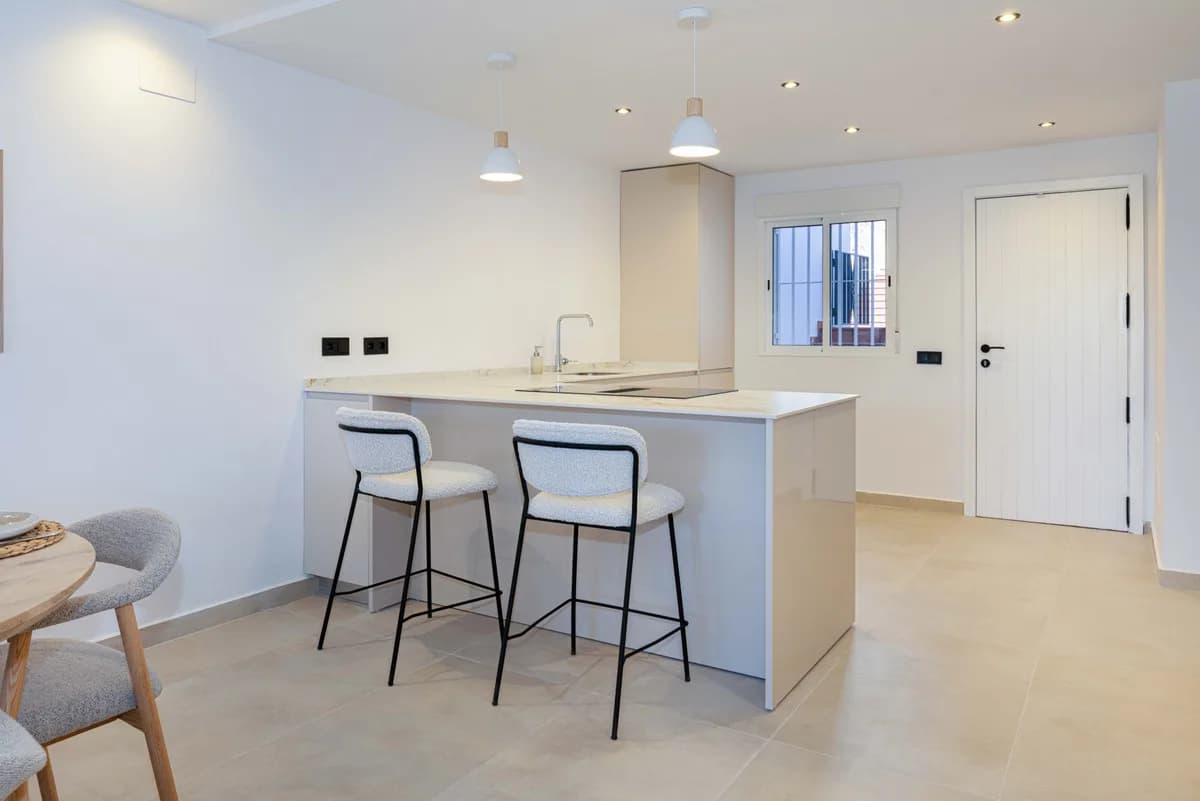 2 Bedroom Middle Floor Apartment for Sale in Nueva Andalucía, Málaga - Image 4