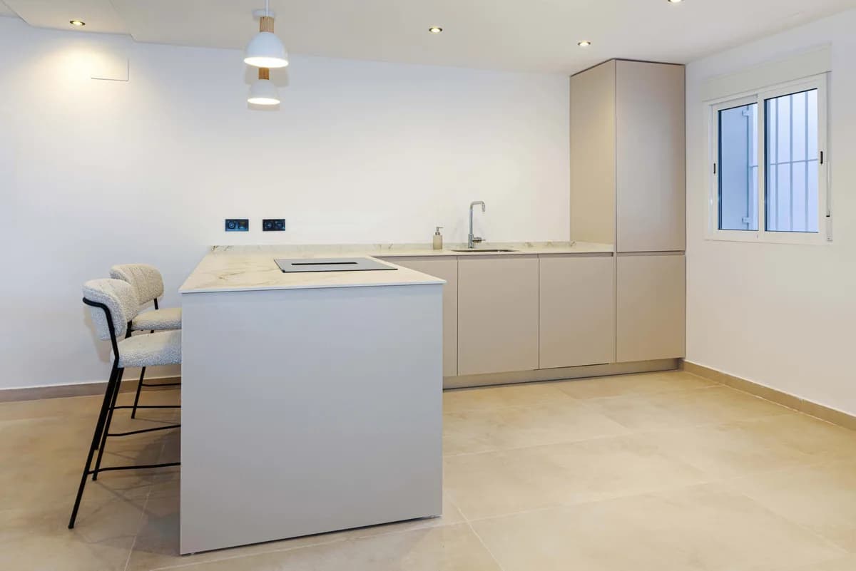 2 Bedroom Middle Floor Apartment for Sale in Nueva Andalucía, Málaga - Image 6