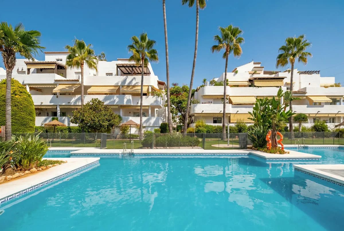 3 Bedroom Middle Floor Apartment for Sale in The Golden Mile, Málaga