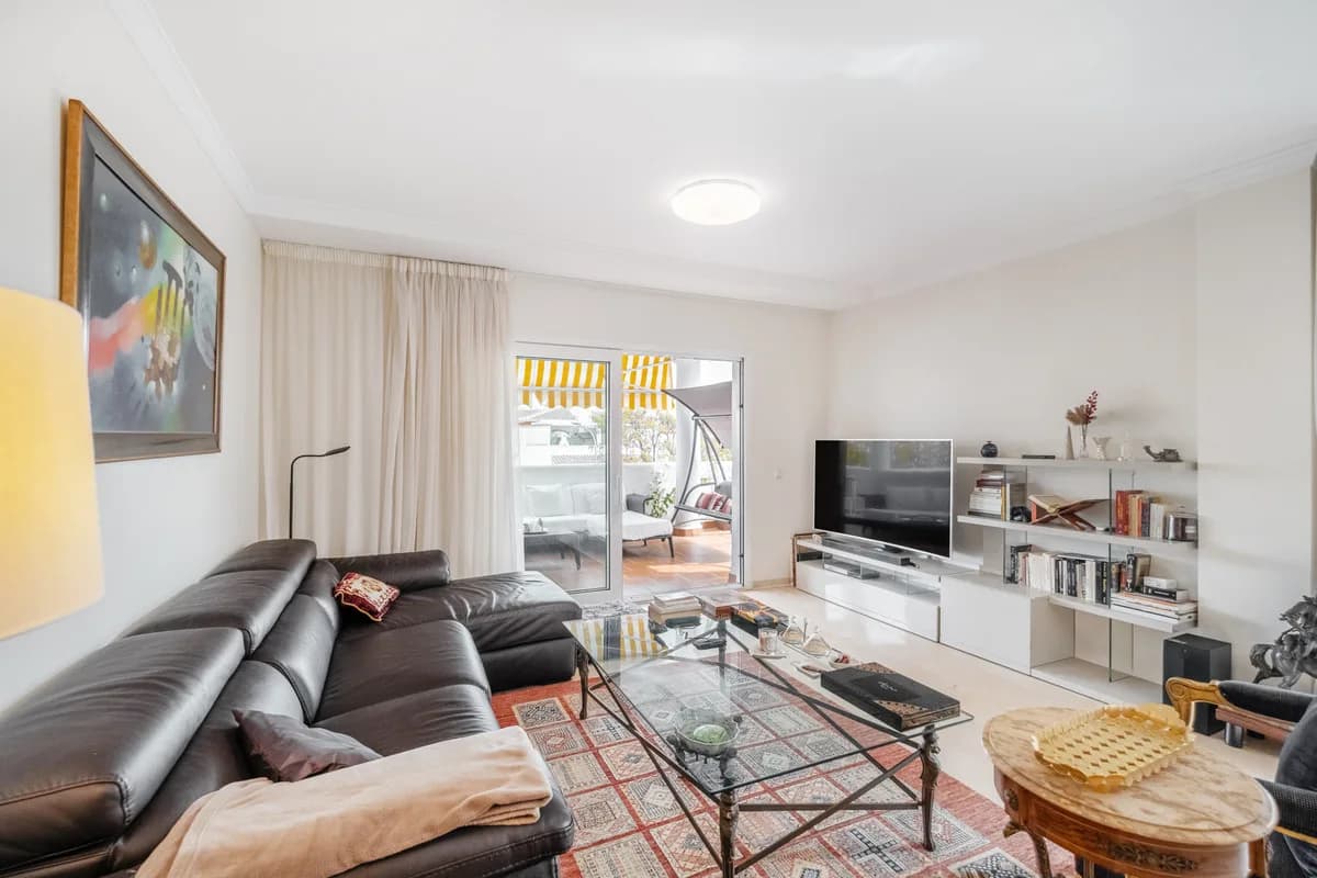 3 Bedroom Middle Floor Apartment for Sale in The Golden Mile, Málaga - Image 2