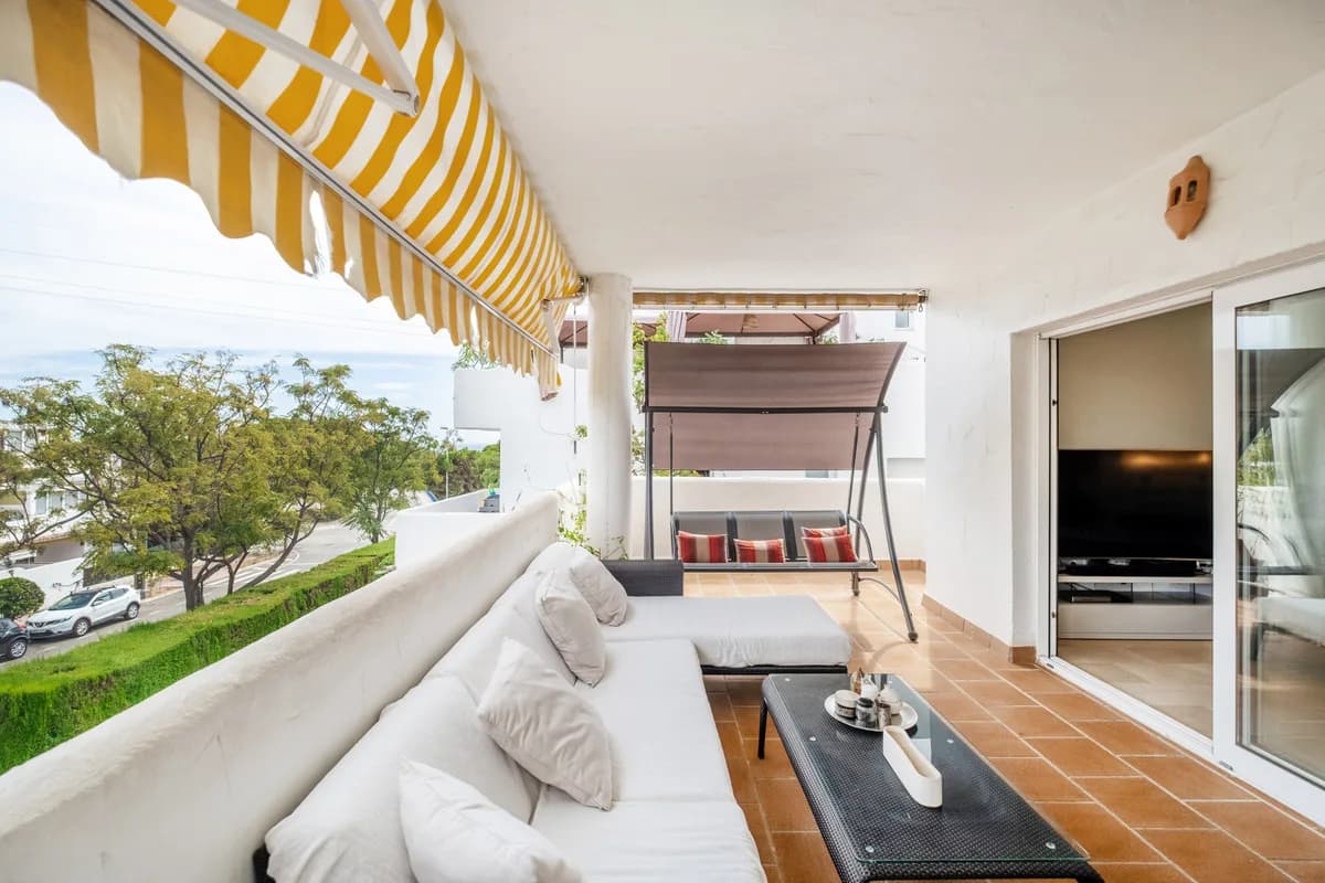 3 Bedroom Middle Floor Apartment for Sale in The Golden Mile, Málaga - Image 4