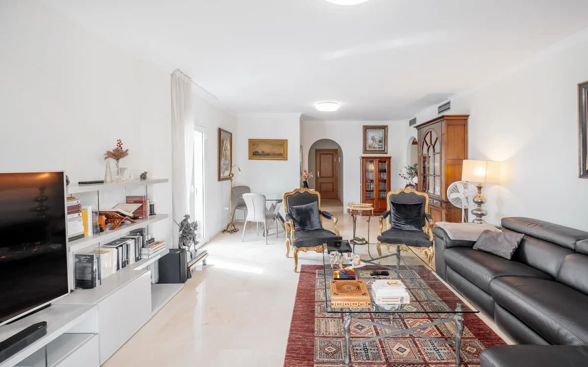 3 Bedroom Middle Floor Apartment for Sale in The Golden Mile, Málaga - Image 6