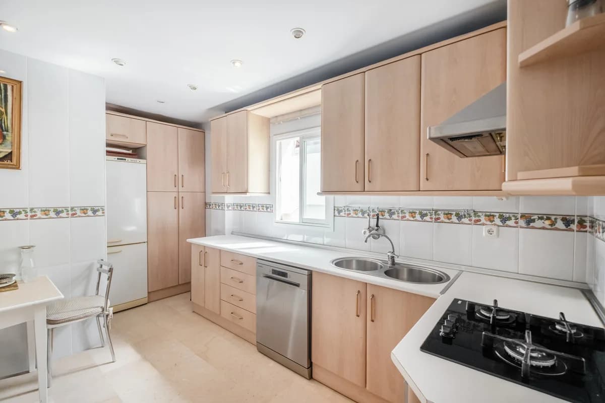 3 Bedroom Middle Floor Apartment for Sale in The Golden Mile, Málaga - Image 8