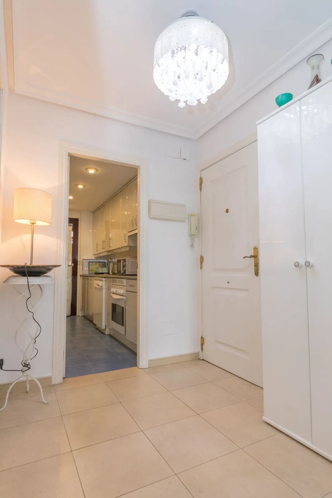 2 Bedroom Middle Floor Apartment for Sale in Nueva Andalucía, Málaga - Image 2