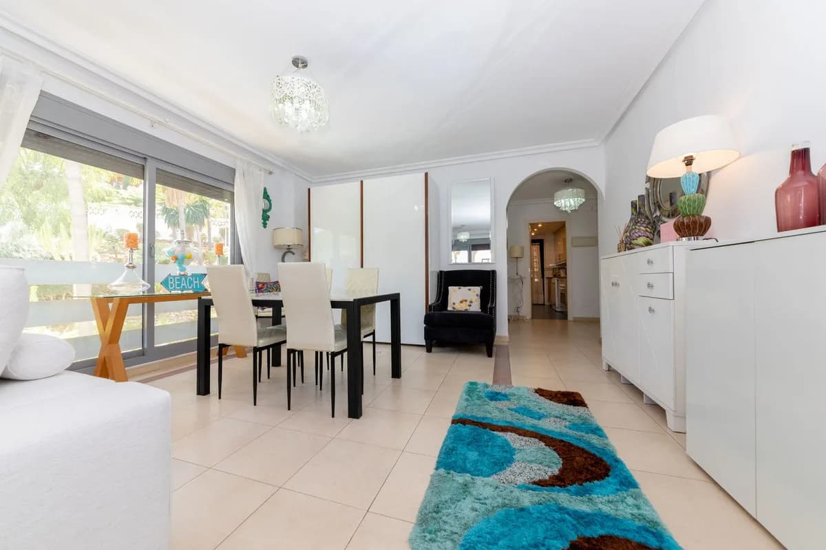 2 Bedroom Middle Floor Apartment for Sale in Nueva Andalucía, Málaga - Image 7