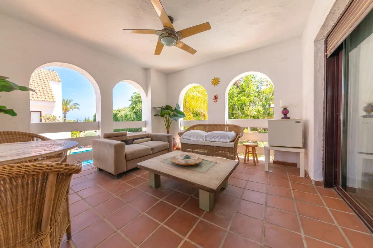 2 Bedroom Middle Floor Apartment for Sale in Nueva Andalucía, Málaga - Image 9
