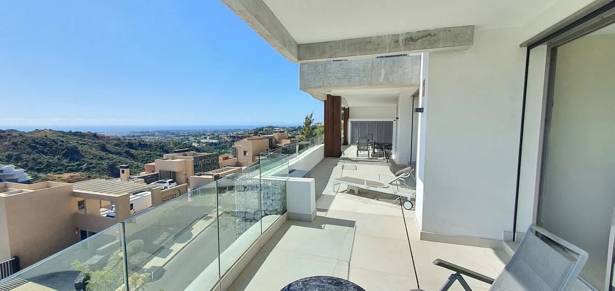 3 Bedroom Middle Floor Apartment for Sale in La Quinta, Málaga - Image 4