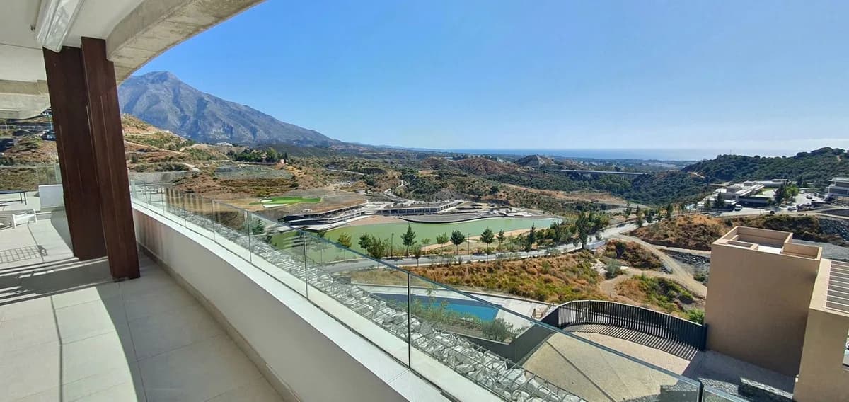 3 Bedroom Middle Floor Apartment for Sale in La Quinta, Málaga - Image 5