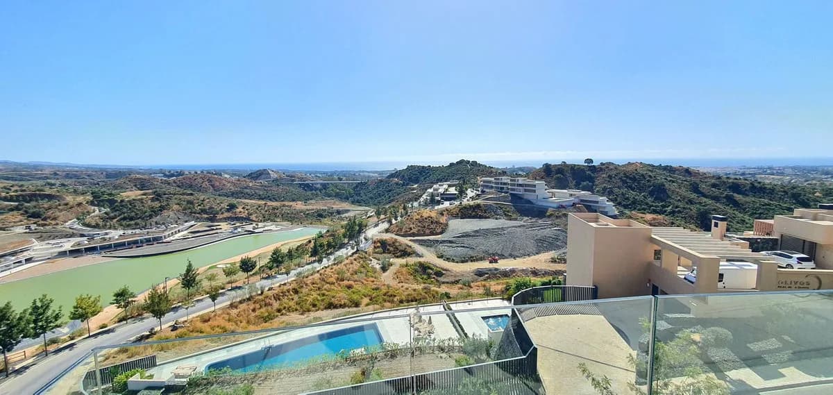 3 Bedroom Middle Floor Apartment for Sale in La Quinta, Málaga - Image 7