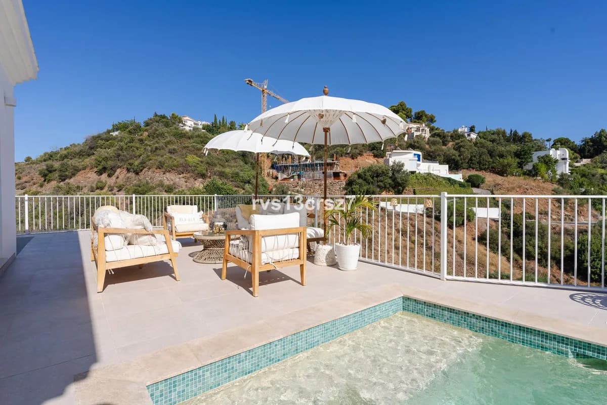 4 Bedroom Ground Floor Apartment for Sale in Nueva Andalucía, Málaga - Image 2