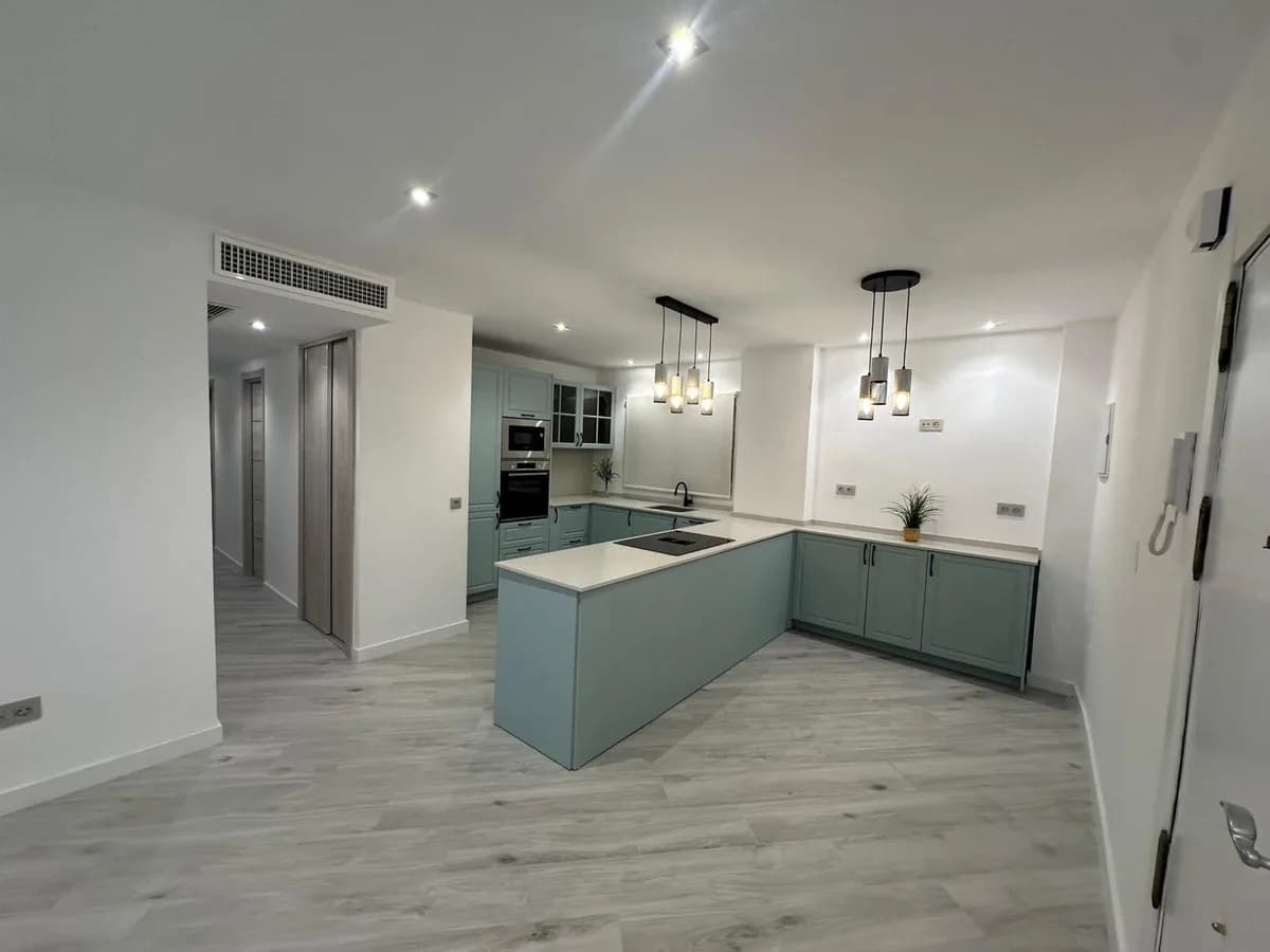 3 Bedroom Middle Floor Apartment for Sale in Malagueta, Málaga - Image 2