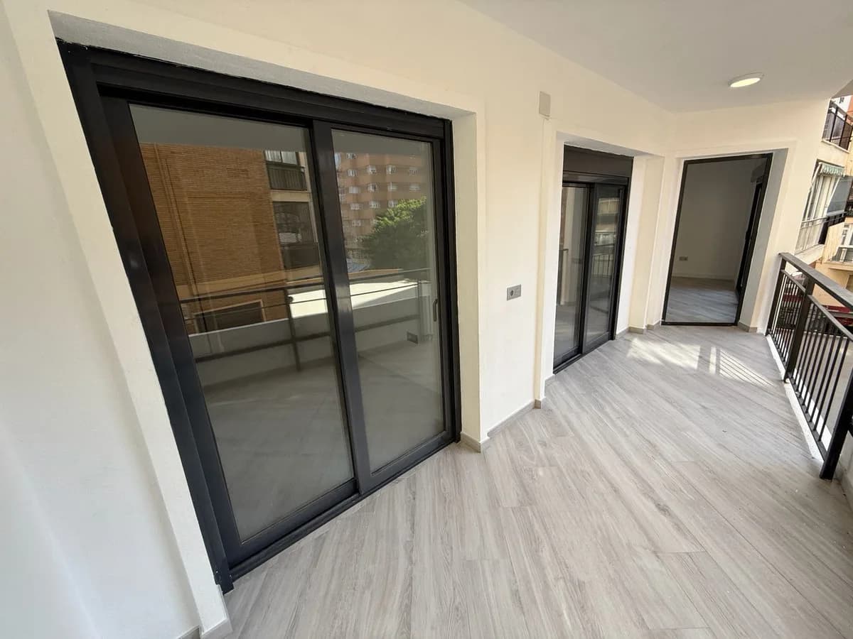 3 Bedroom Middle Floor Apartment for Sale in Malagueta, Málaga - Image 3
