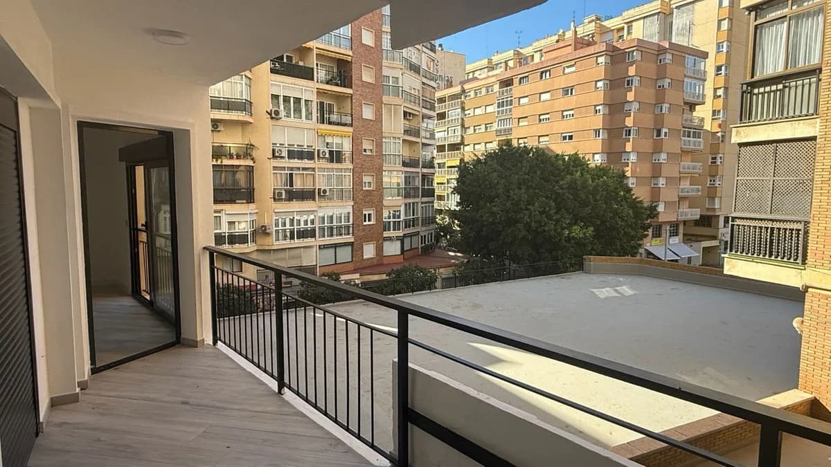 3 Bedroom Middle Floor Apartment for Sale in Malagueta, Málaga - Image 4
