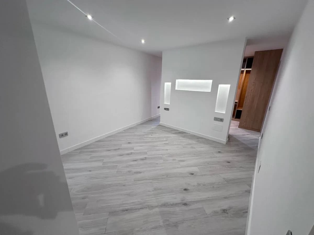 3 Bedroom Middle Floor Apartment for Sale in Malagueta, Málaga - Image 5