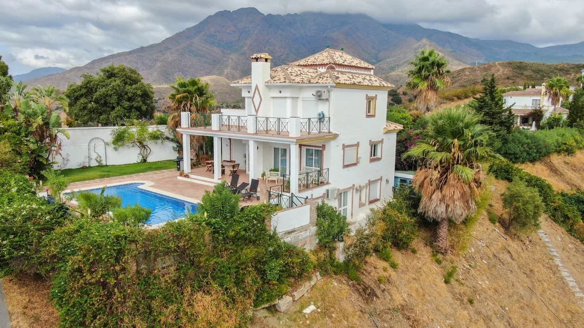 5 Bedroom Finca - Cortijo for Sale in Estepona, Málaga - Image 2