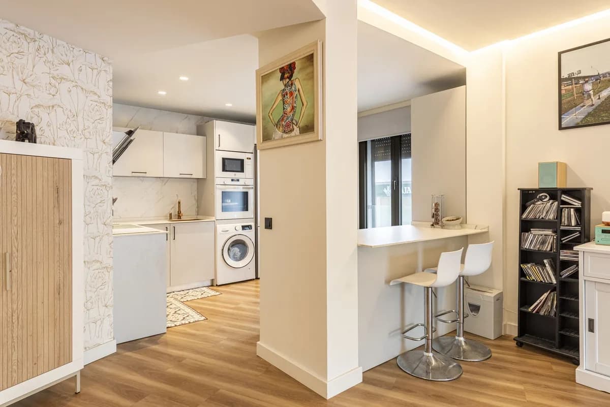 3 Bedroom Middle Floor Apartment for Sale in Estepona, Málaga - Image 5