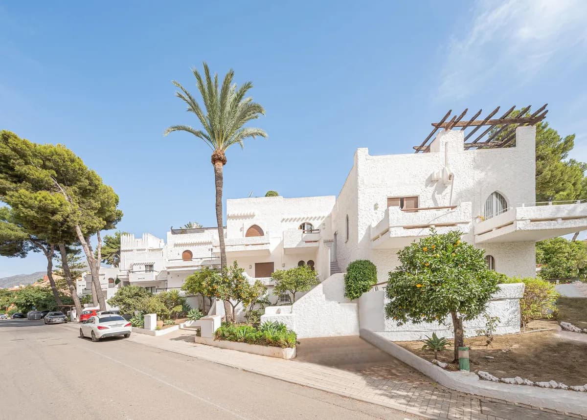 3 Bedroom Townhouse for Sale in Nueva Andalucía, Málaga - Image 2