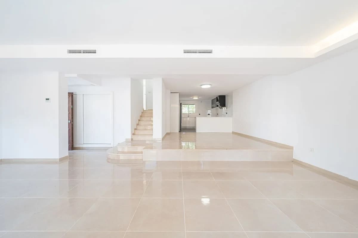 3 Bedroom Townhouse for Sale in Nueva Andalucía, Málaga - Image 4