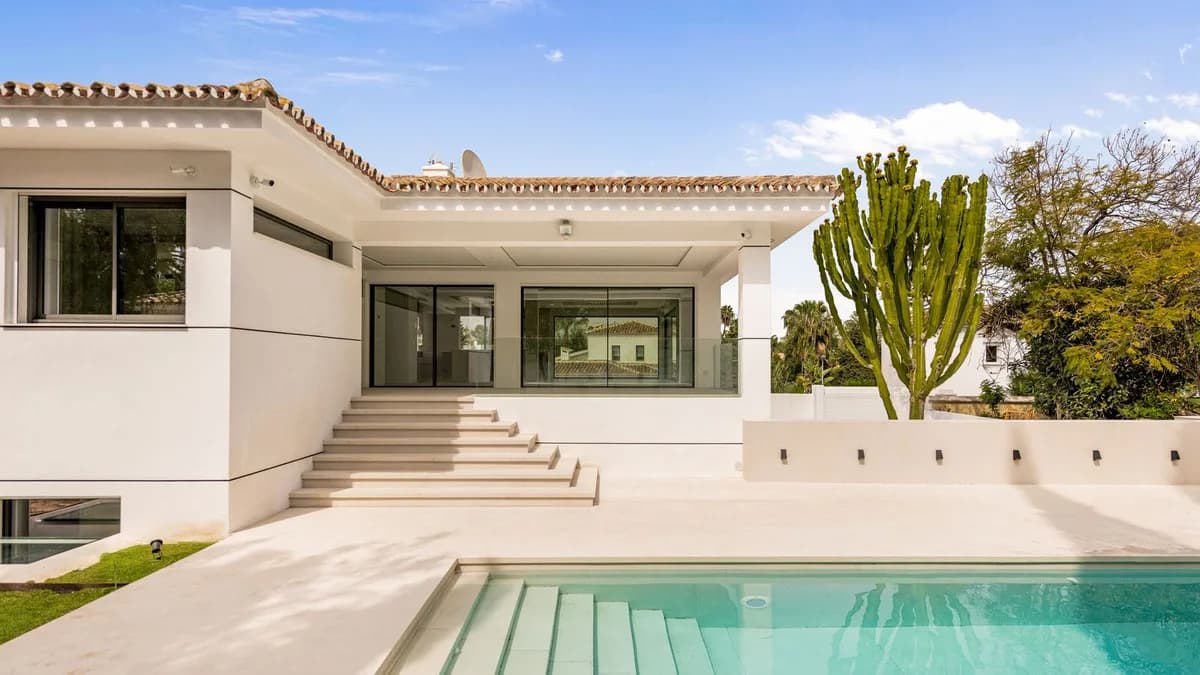 6 Bedroom Detached Villa for Sale in Guadalmina Alta, Málaga