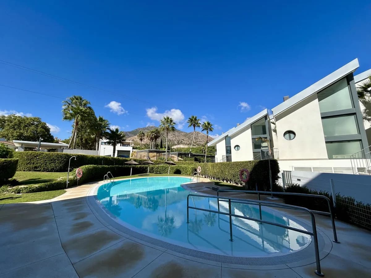 3 Bedroom Middle Floor Apartment for Sale in Fuengirola, Málaga - Image 2