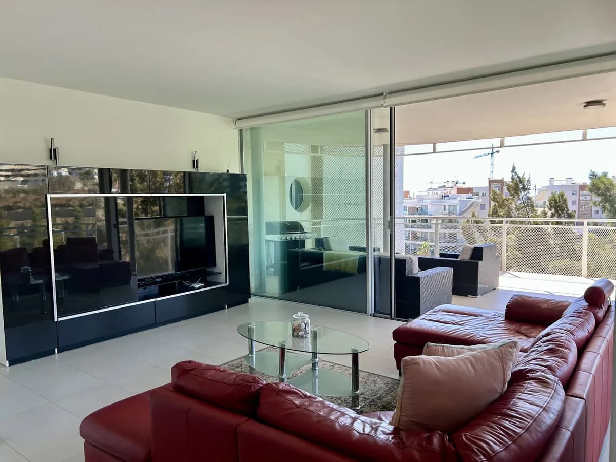 3 Bedroom Middle Floor Apartment for Sale in Fuengirola, Málaga - Image 4
