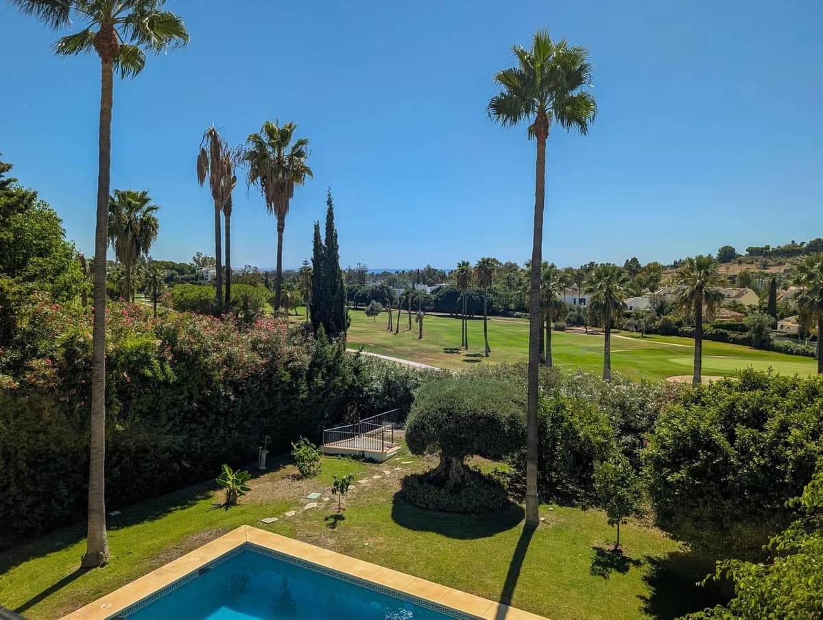 5 Bedroom Detached Villa for Sale in Nueva Andalucía, Málaga - Image 2