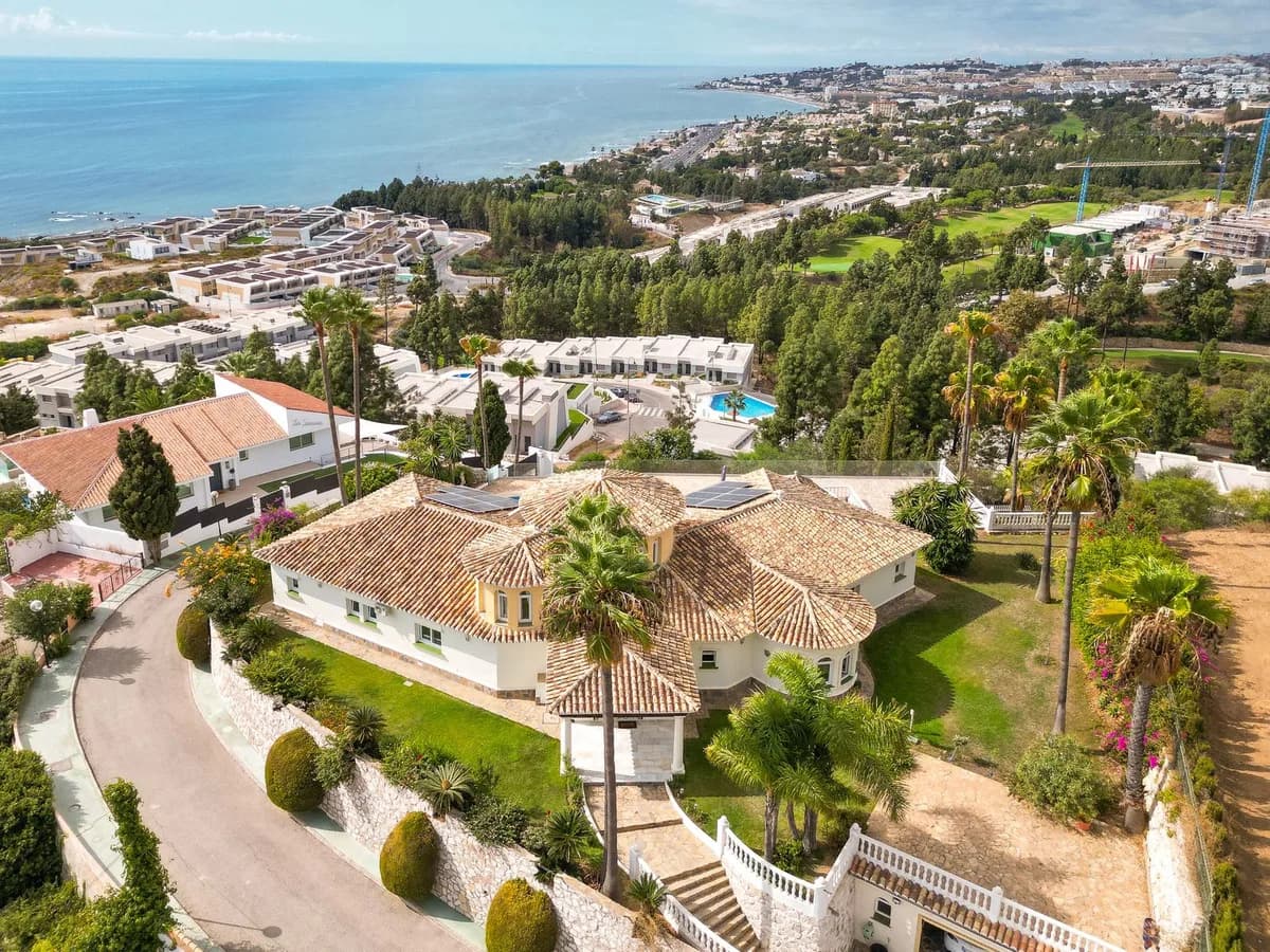 5 Bedroom Detached Villa for Sale in Mijas Costa, Málaga - Image 2