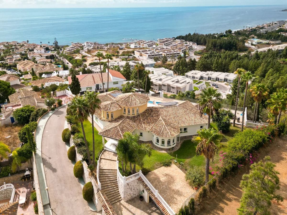 5 Bedroom Detached Villa for Sale in Mijas Costa, Málaga - Image 5