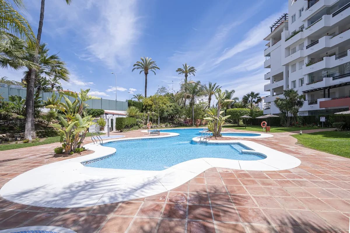 2 Bedroom Middle Floor Apartment for Sale in Puerto Banús, Málaga