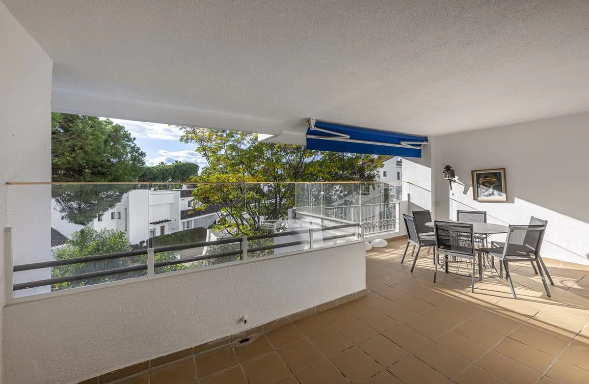 2 Bedroom Middle Floor Apartment for Sale in Puerto Banús, Málaga - Image 2