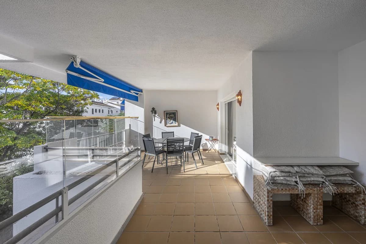 2 Bedroom Middle Floor Apartment for Sale in Puerto Banús, Málaga - Image 3