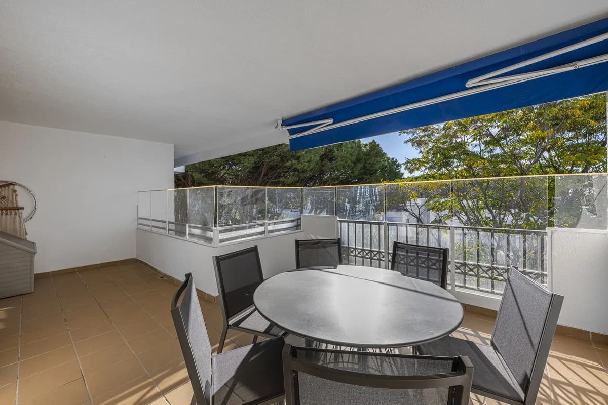 2 Bedroom Middle Floor Apartment for Sale in Puerto Banús, Málaga - Image 4