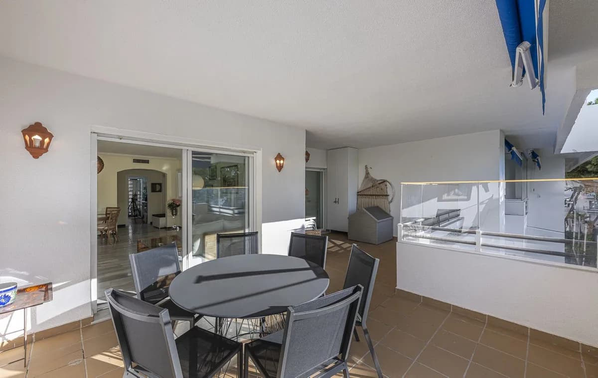 2 Bedroom Middle Floor Apartment for Sale in Puerto Banús, Málaga - Image 5