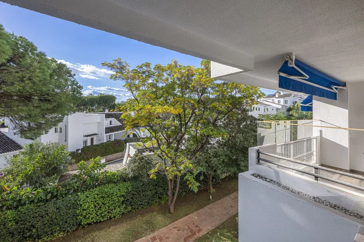2 Bedroom Middle Floor Apartment for Sale in Puerto Banús, Málaga - Image 6